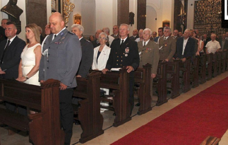 Uczestnicy mszy świętej w Katedrze Polowej Wojska Polskiego