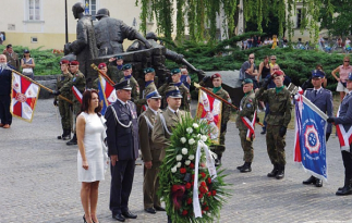 Delegacja LOK składa wieniec pod pomnikiem Powstania Warszawskiego
