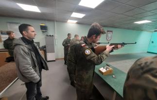 Trening strzelecki uczniów po nadzorem instruktora Pawła Kwiatka