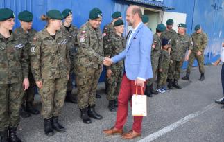 Prezydent Miasta Rzeszowa Pan Konrad Fijołek gratuluje zwyciężcom zawodów przed strzelnicą Ligi Obrony Kraju w Rzeszowie