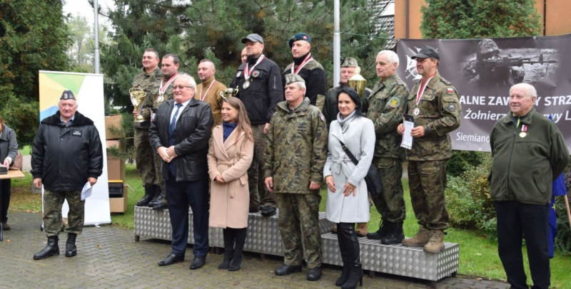 Wielokrotny mistrz Polski i instruktor strzelecki Robert Wrona odznaczony okolicznościowym Medalem przez prezesa LOK płka Jerzego Salamuchę. Z lewej: ppłk rez. Ryszard Kasprzyk. Z prawej wiceprezes Śl.OW LOK w Katowicach Stanisław Kowarczyk.