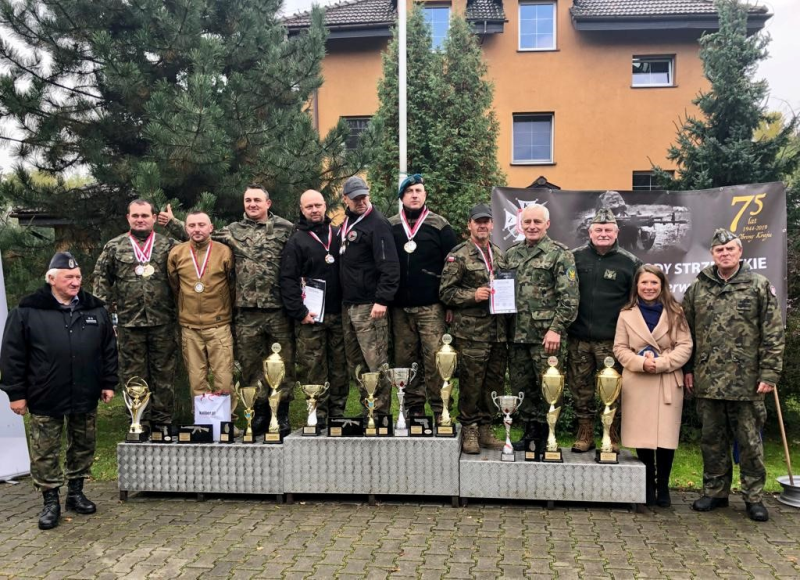 Parada zwycięzców.  Na najwyższy stopniu podium zespół z Rzeszowa, po prawej i lewej stronie zespoły z Katowic zajmujące II i III miejsce.