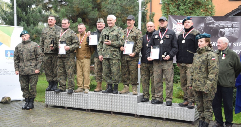 Parada zwycięzców. Na pierwszym planie od lewej: ppor. Rafał Słonina z WKU Chorzów  mjr Małgorzata Kobryń-Król z WSzW w Katowicach oraz wiceprezes ŚlOW LOK w Katowicach Stanisław Kowarczyk