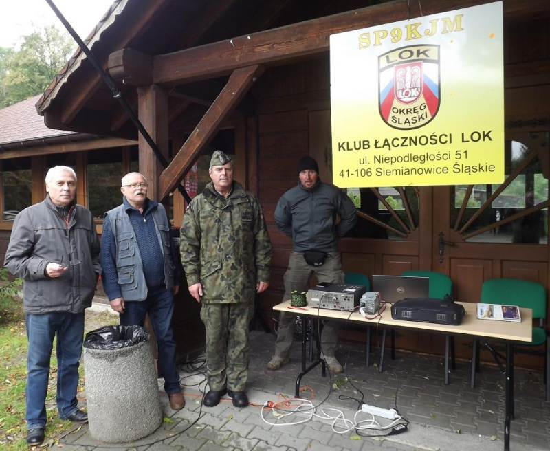 Od lewej: prezes klubu SP9KJM w Siemianowicach Śl. Tadeusz Pamięta SP9HQJ, wiceprezes klubu Marek Foterek SP2NNO, prezes LOK płk Jarzy Salamucha i Marcin Palmowski SQ9ITA