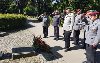 Delegacja przy grobie