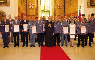 Odznaczeni przez biskupa Józefa Guzdka medalem Chwała Ofiarnym i Nieustraszonym. Wśród uhonorowanych Prezes LOK płk Jerzy Salamucha