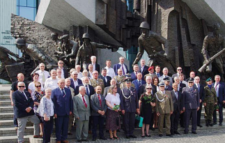 Wspólne zdjęcie pod pomnikiem Powstania Warszawskiego 1944 roku