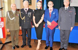 odznaczeni tytułem członek honorowy LOK Andrzej Michalski - Prezes ZR LOK Kalisz oraz Eugeniusz Orman – Prezes/Kierownik ZR LOK Złotów/Piła w towarzystwie Prezesa LOK płk Jerzego Salamuchy i Prezesa Wlkp. Organizacji Wojewódzkiej LOK płk Ryszarda Wilińskiego.    
