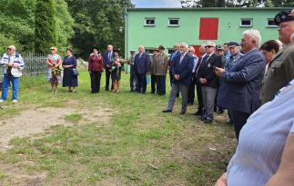 goście zaproszeni na uroczystość odsłonięcia pomnika 