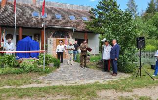 Wartę honorową przy tablicy pamiątkowej i popiersiu pełnili Irena i Robert Przybysz w oryginalnych mundurach marynarki cesarskiej, jakie nosili marynarze IV Kompanii kpt Adama Białoszyńskiego biorący udział w Powstaniu Wielkopolskim.