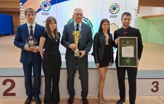 Drużyna Tarnowskiego Klubu Strzeleckiego z trenerem Jerzym Madejem