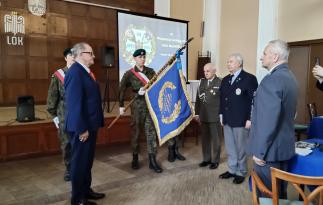 . Dekoracja sztandaru WOW LOK Kanclerz Kapituły Honorowej Odznaki Organizacyjnej „Za Zasługi dla Federacji Stowarzyszeń Rezerwistów i Weteranów Sił Zbrojnych RP” płk  Stanisław Kalski dokonuje dekoracji sztandaru WOW LOK w obecności Janusza Chwiejczaka Prezesa LOK,  płk Ryszarda  Wilińskiego oraz Wiceprezesa E. Ormana 