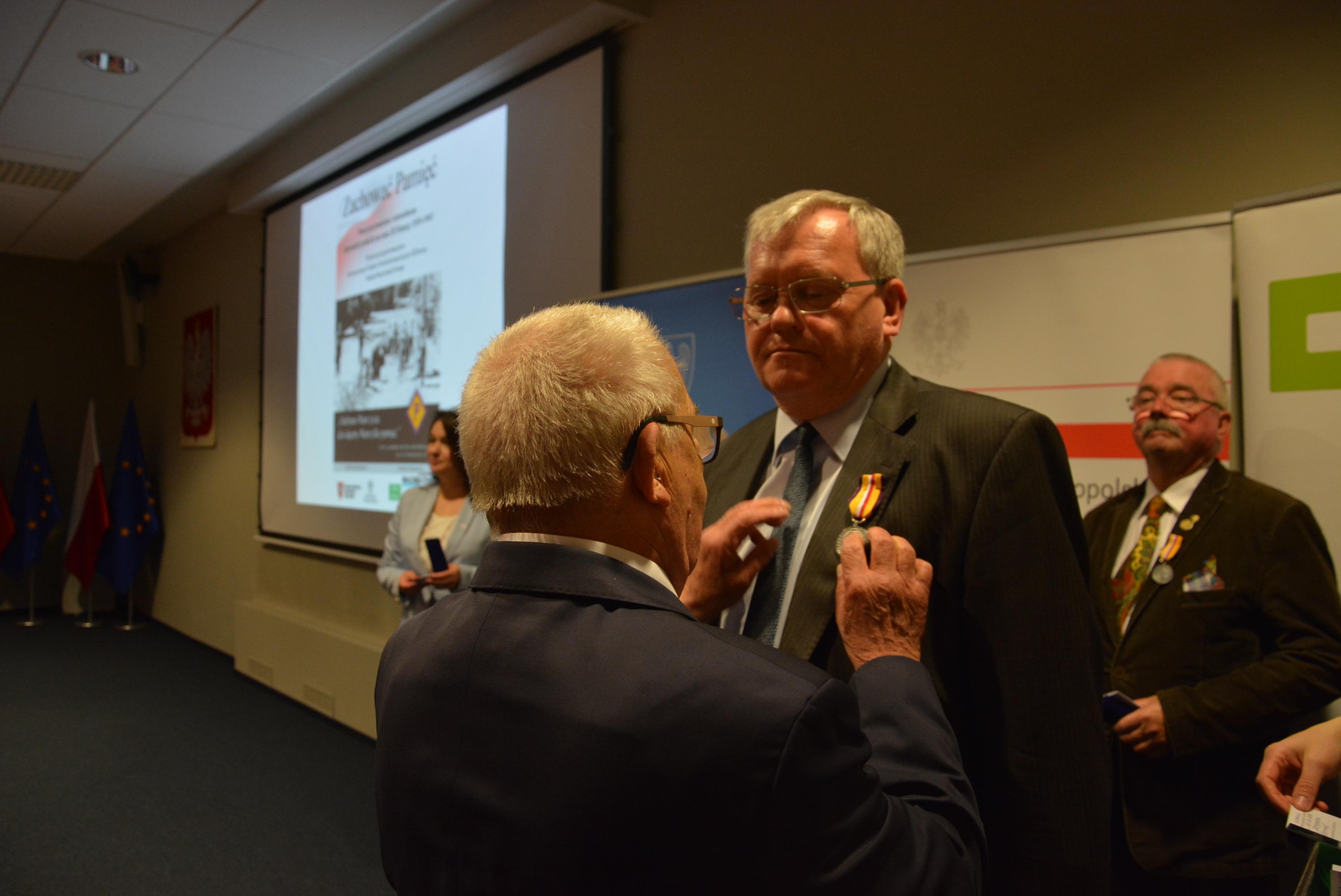 Dyrektor BWZW LOK odznaczany przez Prezesa Stowarzyszenia W. Orsztynowicza