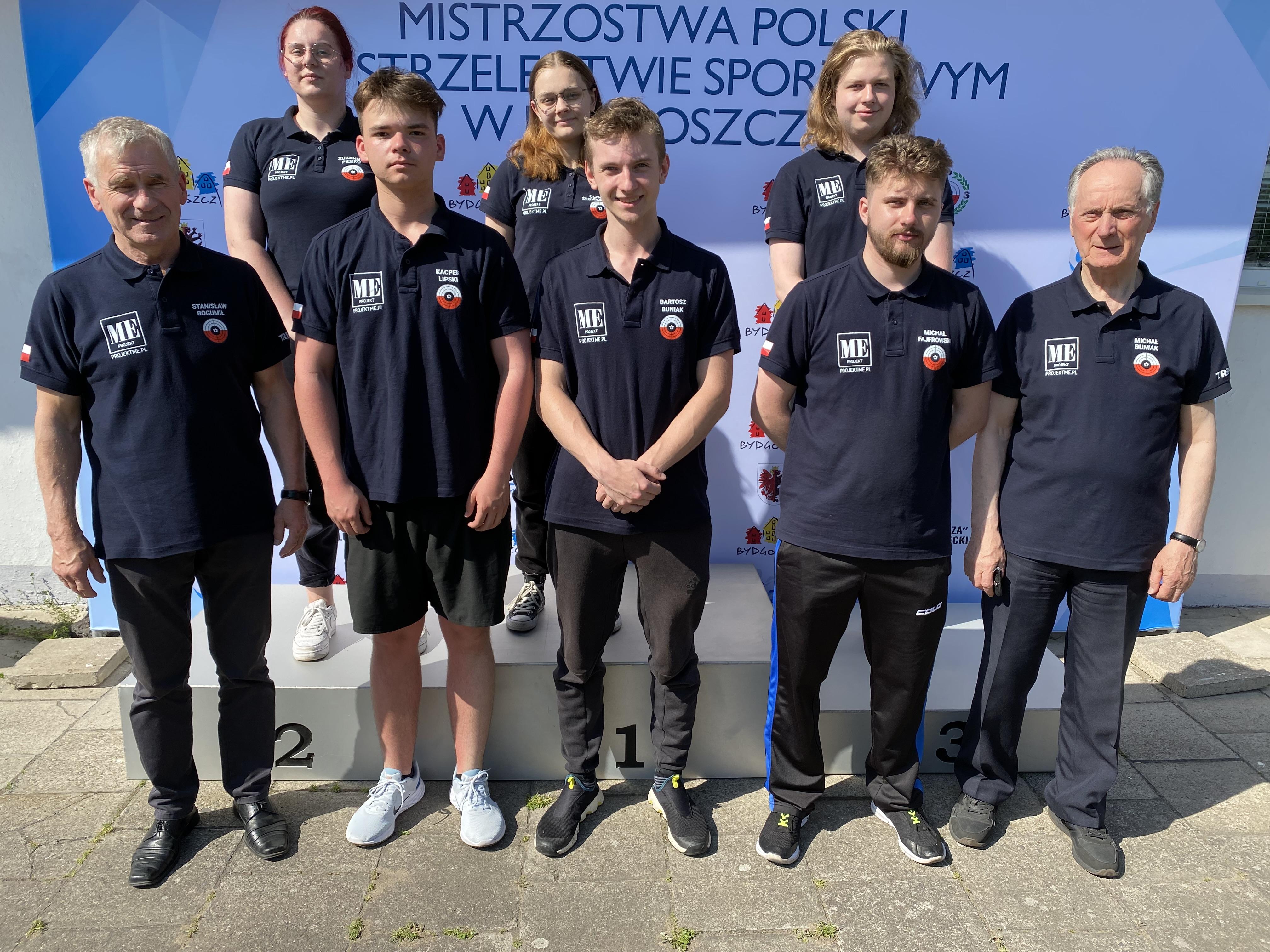 Zawodnicy Klubu Strzelectwa Sportowego LOK TARCZA Goleniów z trenerami