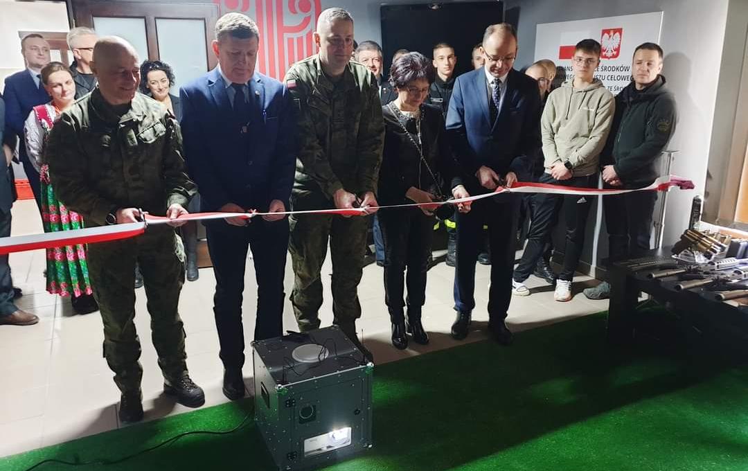 Przecięcie wstęgi przez zaproszonych Gości