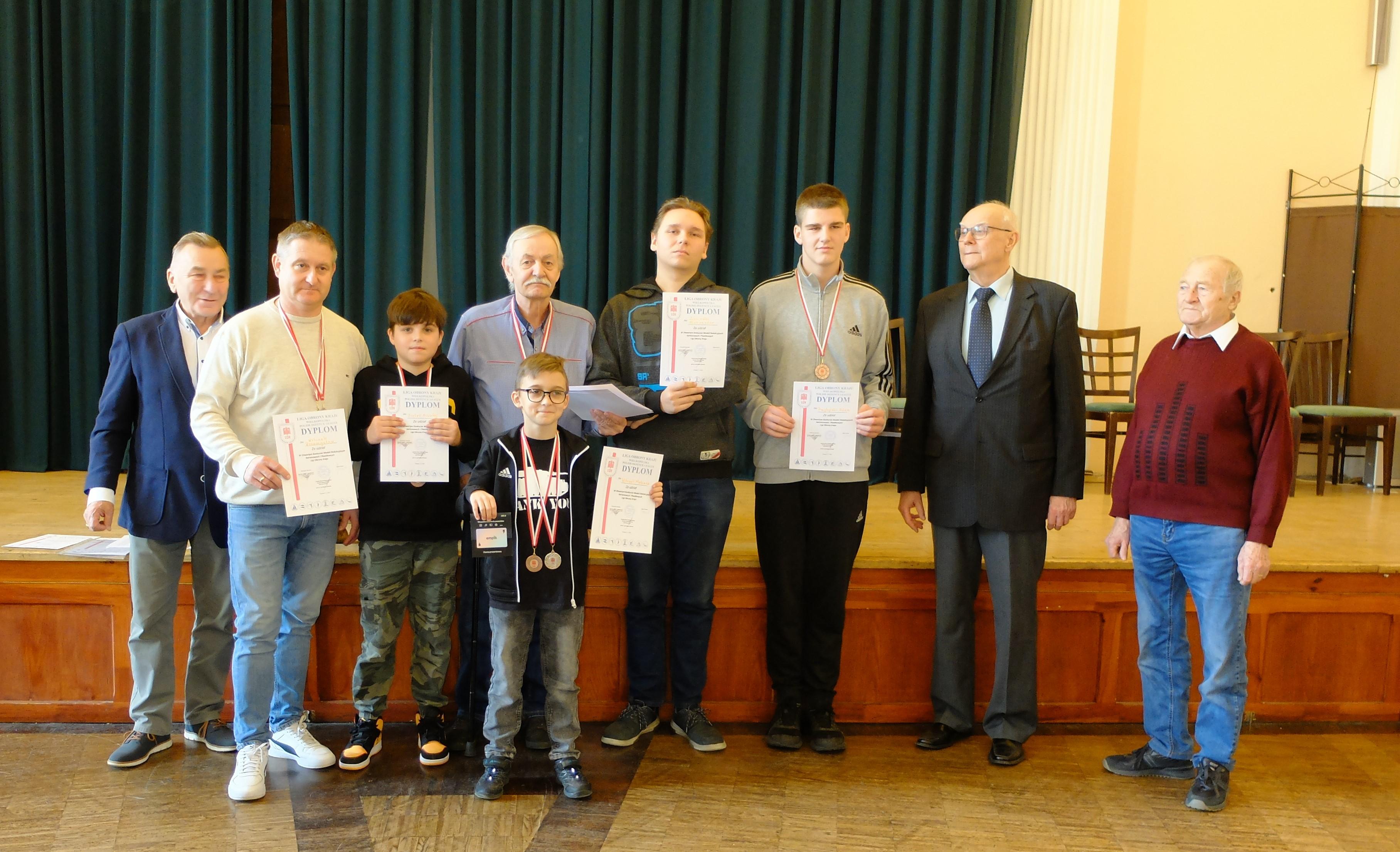 Uczestnicy, sędziowie,  organizatorzy Otwartego Konkursu Modeli  Redukcyjnych, Kartonowych i Plastikowych