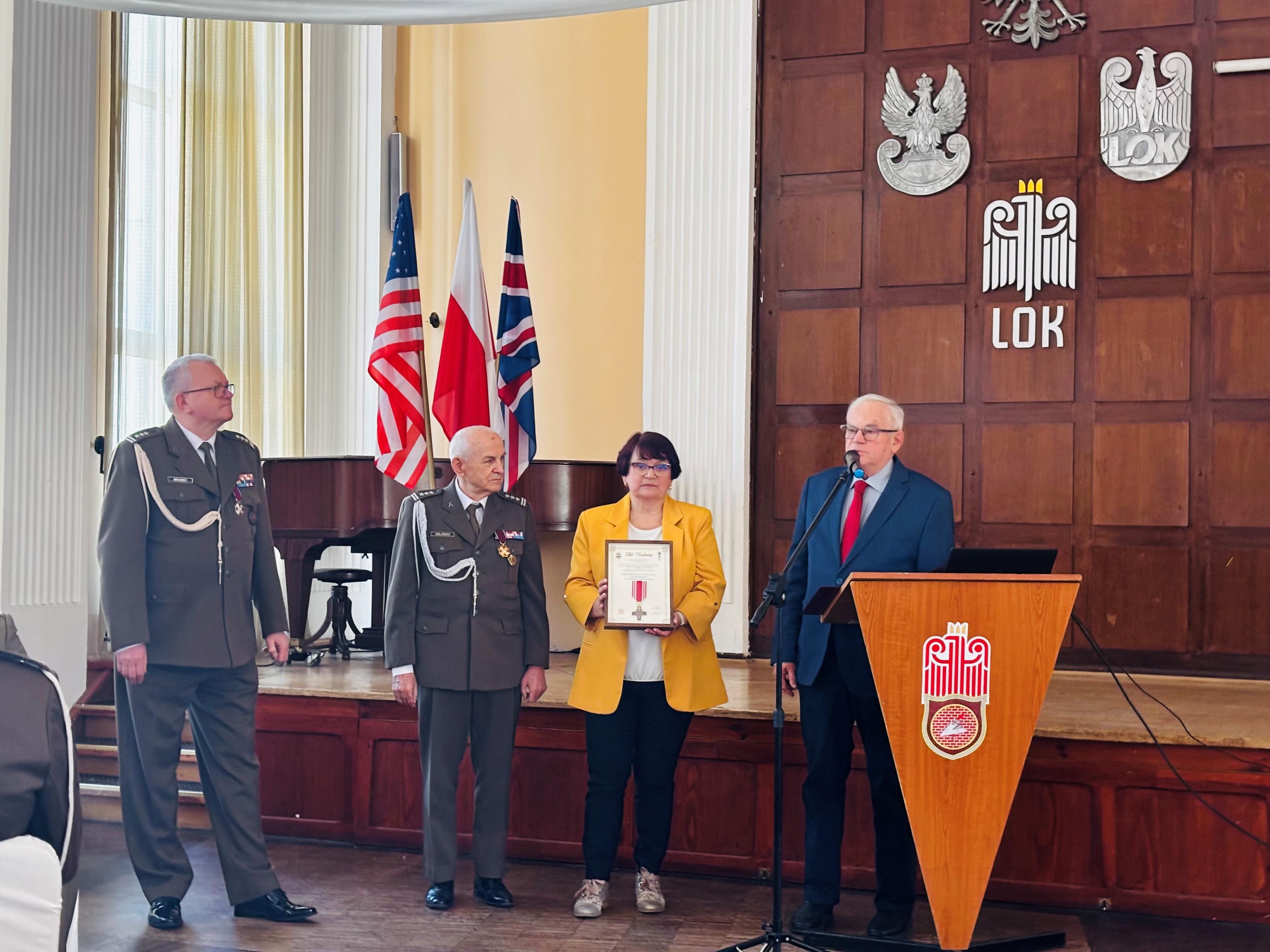 Mariusz Mikołajewski Wiceprezes ZKRP i BWP oraz Janina Felsmann  - Sekretarza ZKRP i BWP odznaczyli Wielkopolską Organizację Wojewódzką LOK Kombatanckim Krzyżem Pamięci "Semper Memores Erimus" - Zawsze Będdziemy Pamiętać 