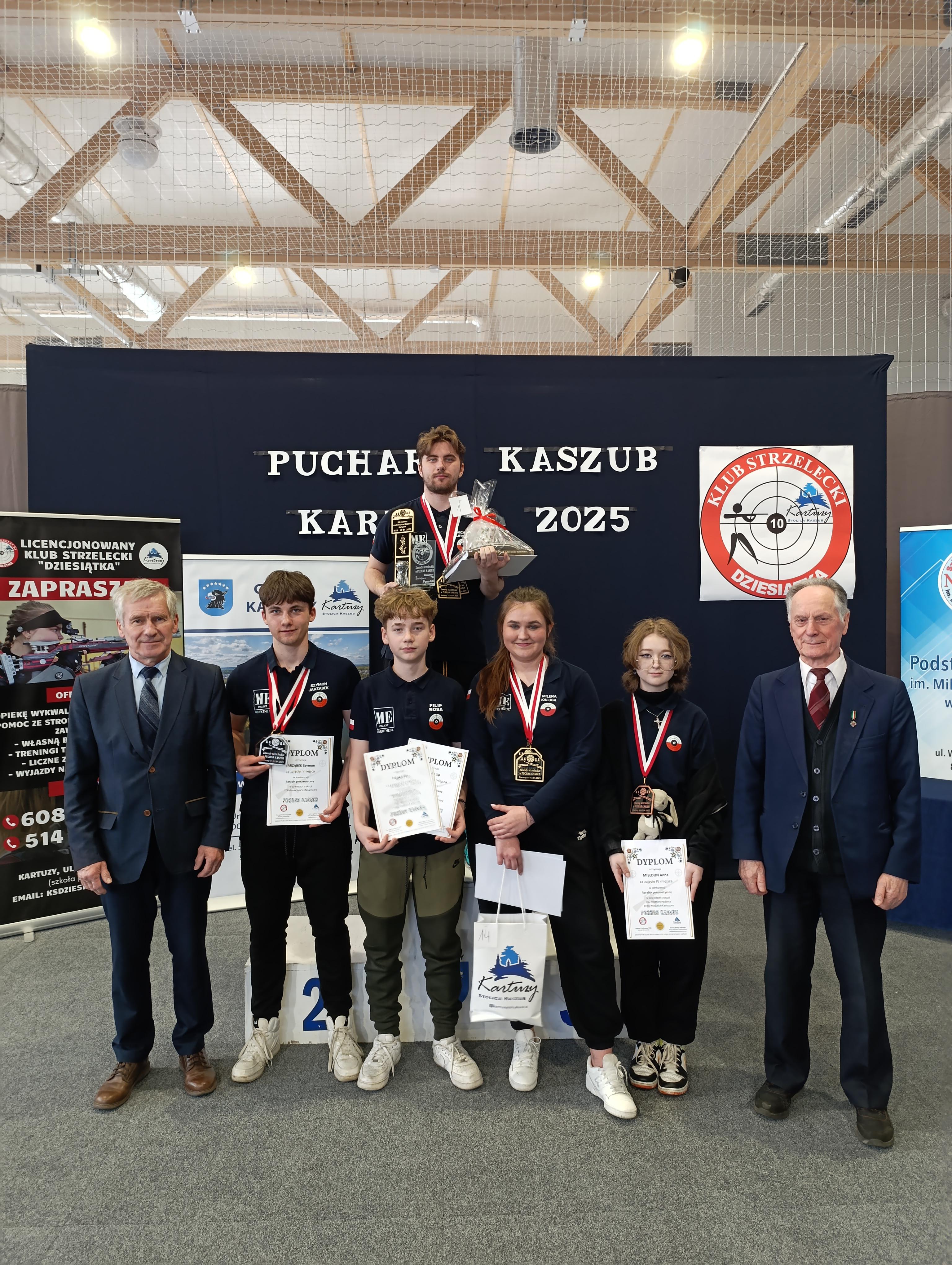 Zawodnicy KSS LOK "TARCZA" Goleniów z pucharem, dyplomami i medalami.