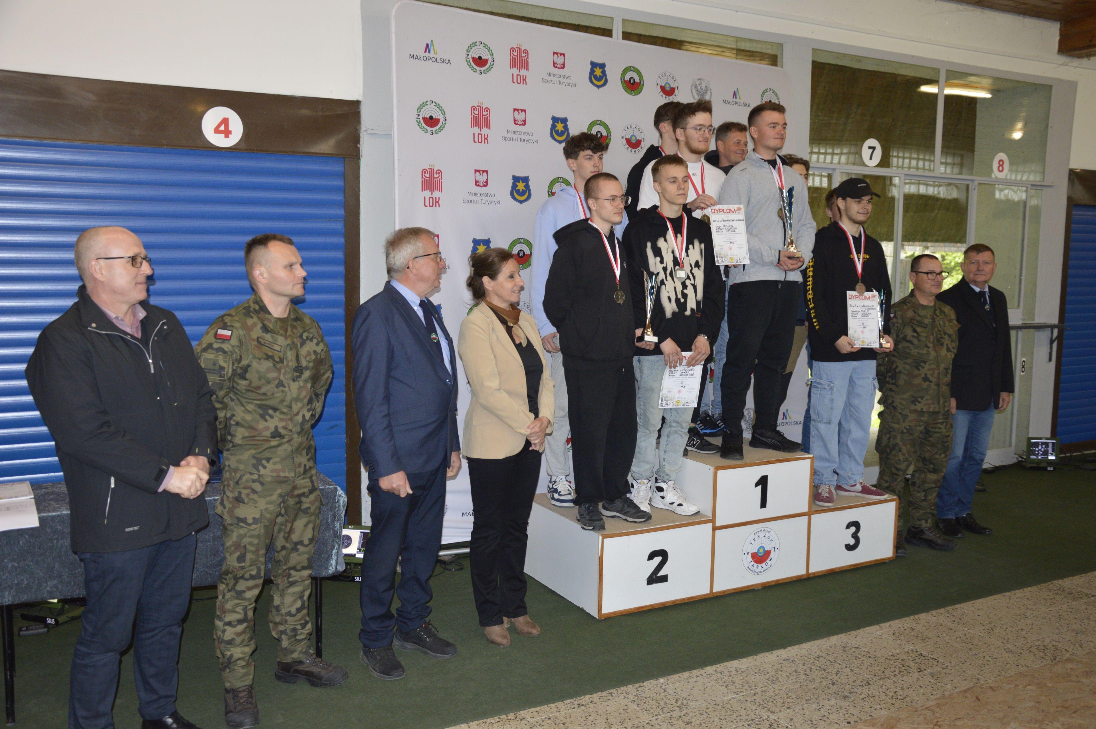 Na podium: najlepsze drużyny w grupie męskiej 