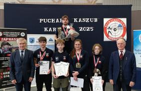 Zawodnicy KSS LOK "TARCZA" Goleniów z pucharem, dyplomami i medalami.